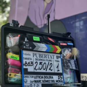 Leticia Dolera Instagram - Estem rodant una sèrie que es diu PUBERTAT.
Y sí, nunca había hecho girar yo misma una cámara con manivela, parece que estoy viendo como un extraterrestre sale de la cabeza de uno de los actores, pero no… solo estaba viendo una cámara girar. 📸 @celinegravezruiz