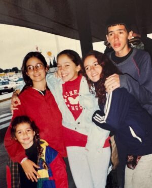 Leticia Siciliani Instagram - Domingo retro nostálgico . Somos 6 hermanos. ♥️
1. En la cuadra de casa, en mi barrio Villa Luro,  había un baldío que siempre fue el mejor escenario para las fotos familiares. 
2. Aunque no lo crean, esa foto del día que nací , gigante. Feliz cumple Cabezón . 
3. Cuando encuentren unos hermanos con mejores looks me etiquetan.
4. Era ley hacer cosas en las fotos . Siempre alguna consigna.
5. En Mar del Tuyú, lo que sea por volver un ratito . ♥️