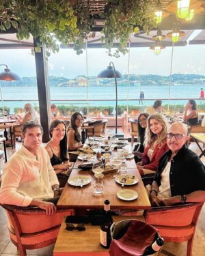 Letícia Spiller Instagram - Por do sol lindo ao lado de pessoas fantásticas, queridas e giras e comidinhas deliciosas para comemorar o início de um trabalho muito especial! 
Obrigado @sudlisboa e @catarinamoura.management por esta noite tão aprazível!! ❤️🌟