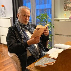 Levent Özdilek Instagram - Bakışlara aldanmamalı, aslında ne kırılganız….