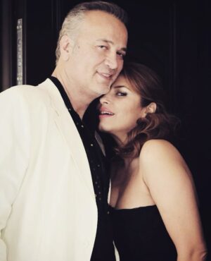 Levent Özdilek Instagram - Camın ardından gördüğümde stüdyoda, nihayet dedim içimden, gönlüme göre işte o NİLÜFER! Çiçek oldu, şarkı oldu, kadın oldu, bazen küçük bi kız oldu boynuma sarıldı veeee tam 14 yıl su gibi aktık, en zorlu anlarda bile bırakmadık birbirimizi SEVİYORUM SENİ çiçeğim 💕❤️😍🎶 @niluferbiyikli