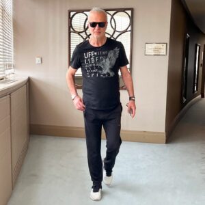 Levent Özdilek Instagram - Tek başına yürümek, yanlış yöne giden bir kalabalıkla olmaktan daha iyidir. 😎