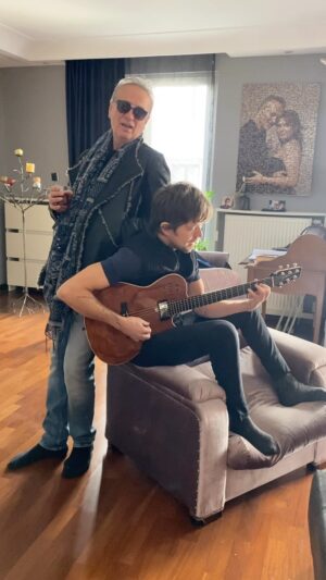 Levent Özdilek Instagram - Levent Özdilek hesabı bu gün - şu an için tarafımdan ele geçirilmiştir, yıllardır olduğu gibi;) Çünküü bu gün onun doğum günü 🙏 
……..

‘Sevgilim…
Varlığın için hep teşekkürdeyim…
Dünyam sensiz çekilmezdi!
Tüm yolları seninle yürümek çok güvenli, keyifli, huzurlu, aşk dolu ❤️
İyi ki doğdun, SENİ ÇOK SEVİYORUM…

Nilüfer