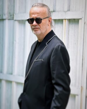 Levent Özdilek Instagram - Bazan dinleriz ama anlamayız 
…. bazan da anlarız ama dinlemeyiz. 😎