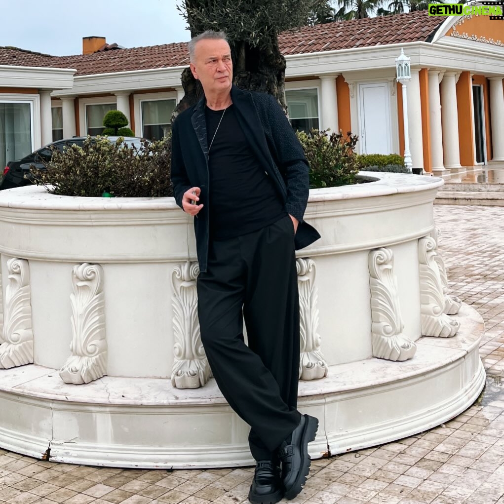 Levent Özdilek - 3 Likes - Yüzün daima güneşe dönük olsun- böylece gölgeler arkanda kalacak ✌️