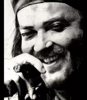 Levent Özdilek Instagram - “Dizlerimin üzerinde yaşamaktansa, ayaklarımın üzerinde ölmeyi tercih ederim…” Che Guevara
Ölümünün 54. yılı, saygıyla... #cheguevara
20 yıl önce Elele dergisiyle yaptığımız CHE anma çalışmasından sevgi saygıyla #eleledergisi @eleledergisi
Art Design: Berker Sönmezler @berkersonmezler