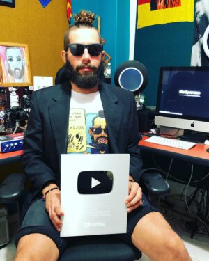 Levy Rincón Instagram - Hoy es un día bastante emotivo: recibí mi placa plateada de YouTube por superar los 100 mil suscriptores pero también el país recibe la noticia de la orden de captura de Álvaro Uribe Vélez. Sin duda esta es una prueba de que los medios independientes sí están cumpliendo una labor importante en el panorama político del país. Seguiré trabajando, no solo para subir las cifras, sino por los colombianos de a pie como yo, que merecemos saber la verdad que nos han escondido los oligopolios mediáticos. ¡Gracias a todas las personas que han hecho esto posible! ¡Larga vida a NOTIPARACO, hijueputa! 

#Notiparaco