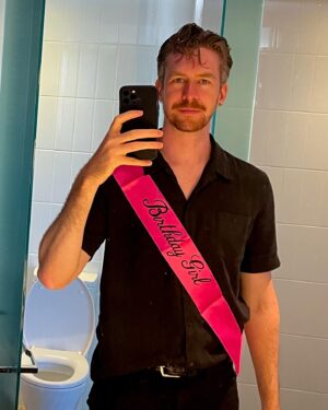 Lewis Spears Instagram - Turned 30 ✅ got a swim in ✅ updated the bio to reflect reality ✅ fly to perth to start the tour ✅ 
All I want this year to to see you at the show 🎉