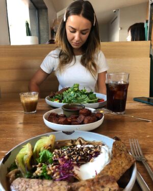 Lexi Ainsworth Instagram - I will be teaching Yoga Wednesdays 6pm-7pm at @_malibuhealthclub_ please enjoy this unrelated pic 😊