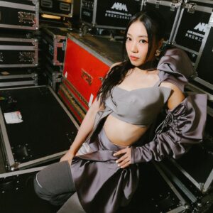 Li Sum Ling Instagram - .
多謝Sammi比機會我哋做嘉賓🥹
@sammi_chengsauman 
每一首歌我都忍唔住跟住唱
因為Sammi每一首歌都陪伴咗我好多日子
每首歌都充滿回憶、眼淚、喜悅 
激發起我跳舞嘅細胞 
今日有機會做嘉賓
實在係太榮幸太感動太幸福👼🏻
Stand by嘅時候
喺耳機聽住如何掉眼淚
聲音傳播住真摯同故事 
臨上台前聽到眼濕濕🥲
多謝你俾力量我哋🫰🏾
我哋會好好學習👧🏻
一直努力

🔥🔥🔥🔥
希望你完晒show可以好好享用薯片仔💕

Thanks my wonderful team💃🏻💃🏻💃🏻

Styling by @danitorial @vvvvictorchan 
Make up by @ki.neks_ho 
Hair by @tauruslee_ @kristywailing @yuencore_ 
Photos by @hoyin_photography 

#youandmi鄭秀文世界巡迴演唱會