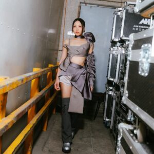 Li Sum Ling Instagram - .
多謝Sammi比機會我哋做嘉賓🥹
@sammi_chengsauman 
每一首歌我都忍唔住跟住唱
因為Sammi每一首歌都陪伴咗我好多日子
每首歌都充滿回憶、眼淚、喜悅 
激發起我跳舞嘅細胞 
今日有機會做嘉賓
實在係太榮幸太感動太幸福👼🏻
Stand by嘅時候
喺耳機聽住如何掉眼淚
聲音傳播住真摯同故事 
臨上台前聽到眼濕濕🥲
多謝你俾力量我哋🫰🏾
我哋會好好學習👧🏻
一直努力

🔥🔥🔥🔥
希望你完晒show可以好好享用薯片仔💕

Thanks my wonderful team💃🏻💃🏻💃🏻

Styling by @danitorial @vvvvictorchan 
Make up by @ki.neks_ho 
Hair by @tauruslee_ @kristywailing @yuencore_ 
Photos by @hoyin_photography 

#youandmi鄭秀文世界巡迴演唱會