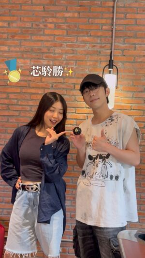 Li Sum Ling Instagram - .
尋日去 @tma68 到錄音🎵🎧🎤
錄完就咁啱撞到 @lisumlingg 
咁啱有得篤波🎱
咁啱有啲時間🕛
就咁啱挑咗鋪機🆚
先發覺原來芯駖係桌球天后
小弟真係失敬失敬了🫡
(Btw今次應該係我第一次同芯駖講除咗「hi」同「bye」之外嘅嘢😂😂😂😂😂😂😂)

#咁啱有錄低
#咁啱又幾好笑
#就咁啱整咗條迷你綜藝片
#都成4分幾鐘㗎
#辛苦mirror小編了❤️