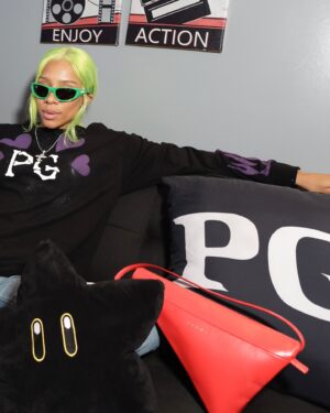 Lil Mama Instagram - 💯KEEPIN IT PG‼️… 

Editing Session with my Team 💜💚 @pg.productionz photography & merch ✨📸👚✨