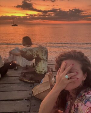 Lila Baklesi Instagram - Love letter to Lovìna beach♥️

Η Lovina είναι ένα ψαροχώρι στο Βόρειο Μπαλί.
Οι τουρίστες είναι λίγοι και συνήθως δεν διανυκτερεύουν.

Εγώ αποφάσισα να μείνω 3 βράδια και ΔΕΝ το μετάνιωσα!

Οι ντόπιοι μου έπιαναν την κουβέντα συνέχεια για να με ρωτήσουν αν είμαι Ρωσίδα(!) και όταν τους έλεγα ότι είμαι από Ελλάδα,οι περισσότεροι δεν γνώριζαν καν την ύπαρξή της.

Τα απογεύματα μαζεύονται στην παραλία για να δουν το ηλιοβασίλεμα.

Η περιοχή είναι από τις πιο φτωχές στο Μπαλί αλλά όλοι όσοι μου μίλησαν, μου έλεγαν ποσό τυχεροί νιώθουν που ζουν σε αυτό το τόσο όμορφο μέρος που έχει τα πάντα!Θαλασσα,βουνο,ηφαιστειο,δελφινια❤️

Η φιλοξενία τους και η αγάπη για τον τόπο τους,έκανε τις μέρες μου στη Lovina ακόμα πιο ιδιαίτερες!

#lovinabeach #lovinabeachbali #bali #northbali #travelling #agreekgirlinbali