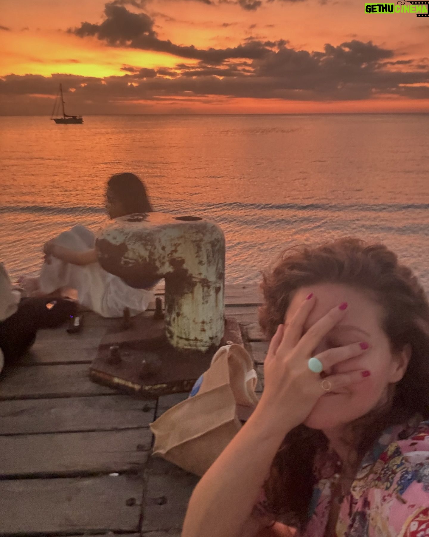 Lila Baklesi - 4.6K Likes - Love letter to Lovìna beach♥️
Η Lovina είναι ένα ψαροχώρι στο Βόρειο Μπαλί.
Οι τουρίστες είναι λίγοι και συνήθως δεν διανυκτερεύουν.
Εγώ αποφάσισα να μείνω 3 βράδια και ΔΕΝ το μετάνιωσα!
Οι ντόπιοι μου έπιαναν την κουβέντα συνέχεια για να με ρωτήσουν αν είμαι Ρωσίδα(!) και όταν τους έλεγα ότι είμαι από Ελλάδα,οι περισσότεροι δεν γνώριζαν καν την ύπαρξή της.
Τα απογεύματα μαζεύονται στην παραλία για να δουν το ηλιοβασίλεμα.
Η περιοχή είναι από τις πιο φτωχές στο Μπαλί αλλά όλοι όσοι μου μίλησαν, μου έλεγαν ποσό τυχεροί νιώθουν που ζουν σε αυτό το τόσο όμορφο μέρος που έχει τα πάντα!Θαλασσα,βουνο,ηφαιστειο,δελφινια❤️
Η φιλοξενία τους και η αγάπη για τον τόπο τους,έκανε τις μέρες μου στη Lovina ακόμα πιο ιδιαίτερες!
#lovinabeach #lovinabeachbali #bali #northbali #travelling #agreekgirlinbali