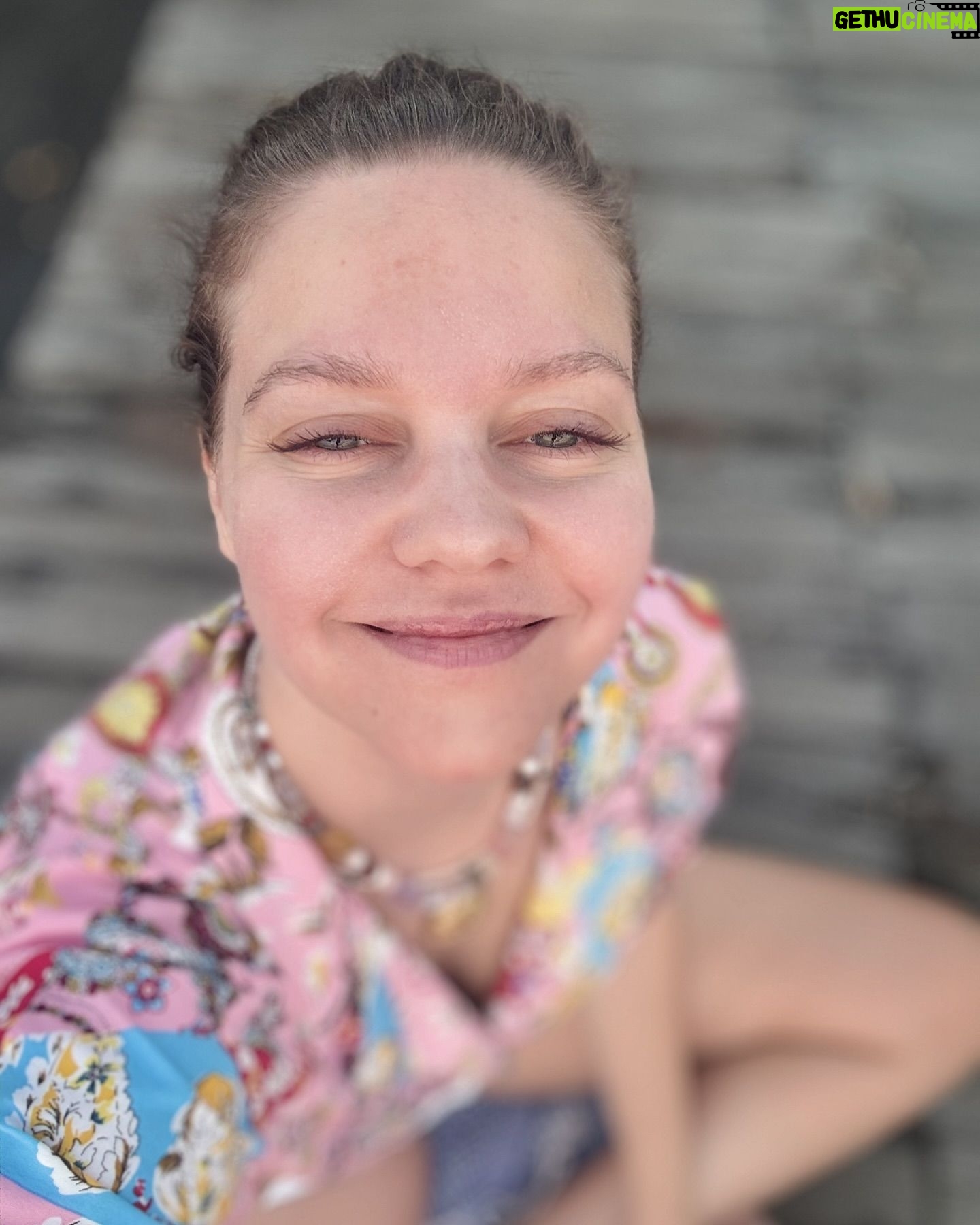 Lila Baklesi - 4.6K Likes - Love letter to Lovìna beach♥️
Η Lovina είναι ένα ψαροχώρι στο Βόρειο Μπαλί.
Οι τουρίστες είναι λίγοι και συνήθως δεν διανυκτερεύουν.
Εγώ αποφάσισα να μείνω 3 βράδια και ΔΕΝ το μετάνιωσα!
Οι ντόπιοι μου έπιαναν την κουβέντα συνέχεια για να με ρωτήσουν αν είμαι Ρωσίδα(!) και όταν τους έλεγα ότι είμαι από Ελλάδα,οι περισσότεροι δεν γνώριζαν καν την ύπαρξή της.
Τα απογεύματα μαζεύονται στην παραλία για να δουν το ηλιοβασίλεμα.
Η περιοχή είναι από τις πιο φτωχές στο Μπαλί αλλά όλοι όσοι μου μίλησαν, μου έλεγαν ποσό τυχεροί νιώθουν που ζουν σε αυτό το τόσο όμορφο μέρος που έχει τα πάντα!Θαλασσα,βουνο,ηφαιστειο,δελφινια❤️
Η φιλοξενία τους και η αγάπη για τον τόπο τους,έκανε τις μέρες μου στη Lovina ακόμα πιο ιδιαίτερες!
#lovinabeach #lovinabeachbali #bali #northbali #travelling #agreekgirlinbali