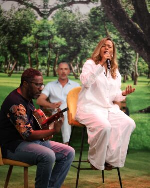 Liliana Almeida Instagram - Hoje cedo cantei ao vivo o “Ibiza for dreams” acompanhada pela guitarra do @rolandosemedo no @doisas10tvi e que me bem que soube iniciar a manhã dessa forma. Foram bons os abraços também. 

@djdiegomiranda esta canção tem magia… e hoje voltei a sentir o quão especial ela é para mim e para todos os que lá a escutaram.
Ps: quando acordares vai espreitar 😅

Gratidão 

Obrigada pelo apoio @anamfino @vidiscomusic 

#ibizafordreams#liliana#diegomiranda