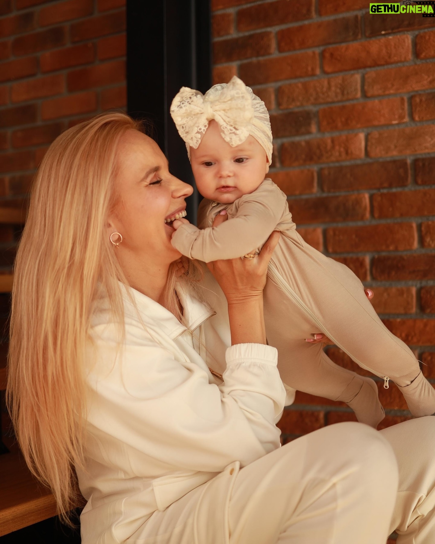 Liliia Rebryk - 69.2K Likes - Кажуть «чужі діти швидко ростуть». А свої??? Це ж просто неймовірно, як швидко!!!
Адель🩷
Щодня видає щось нове…
щодня вона змінюється.
І я, мабуть, теж 😉
💫З третьою дитиною в мене абсолютно нема втоми прокидатися серед ночі годувати, бо я знаю як цей час пролітає…
💫Третю дитину я постійно ношу на руках і не боюсь, що вона звикне😉.
💫З третьою дитиною у мене набагато менше тривог і більше спокою та насолоди, бо я знаю, що все буде добре.
💫З третьою дитиною я нікуди не поспішаю, бо знаю, що скрізь встигну))) #мамивонитакі
