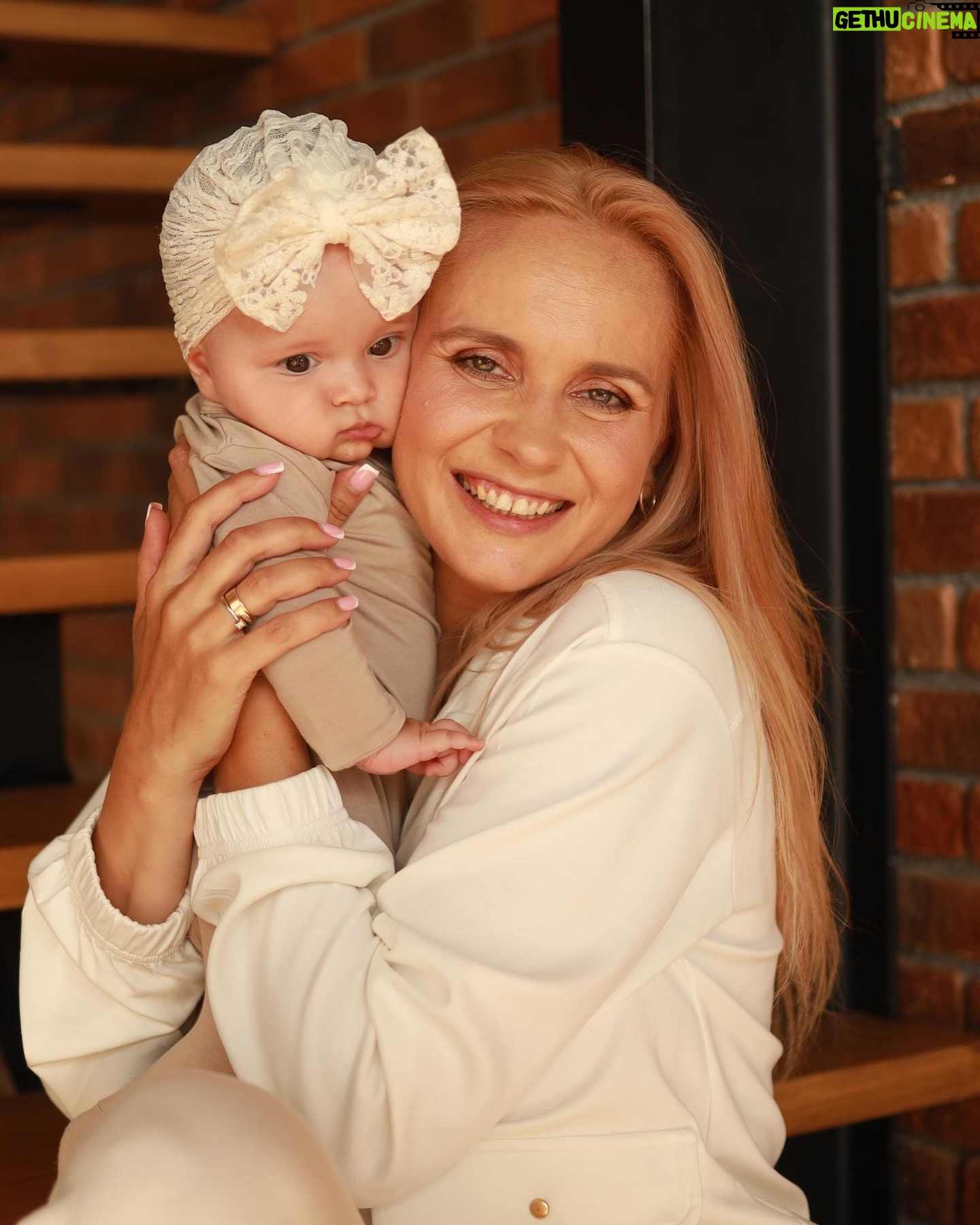 Liliia Rebryk - 69.2K Likes - Кажуть «чужі діти швидко ростуть». А свої??? Це ж просто неймовірно, як швидко!!!
Адель🩷
Щодня видає щось нове…
щодня вона змінюється.
І я, мабуть, теж 😉
💫З третьою дитиною в мене абсолютно нема втоми прокидатися серед ночі годувати, бо я знаю як цей час пролітає…
💫Третю дитину я постійно ношу на руках і не боюсь, що вона звикне😉.
💫З третьою дитиною у мене набагато менше тривог і більше спокою та насолоди, бо я знаю, що все буде добре.
💫З третьою дитиною я нікуди не поспішаю, бо знаю, що скрізь встигну))) #мамивонитакі