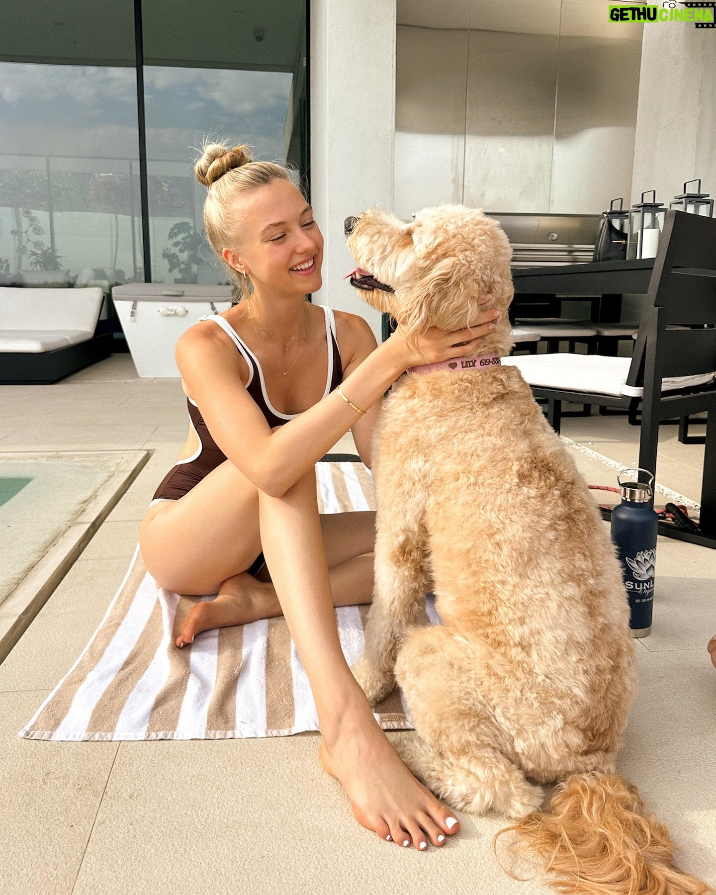 Lilly Krug - 6.5K Likes - hot dog 🌭