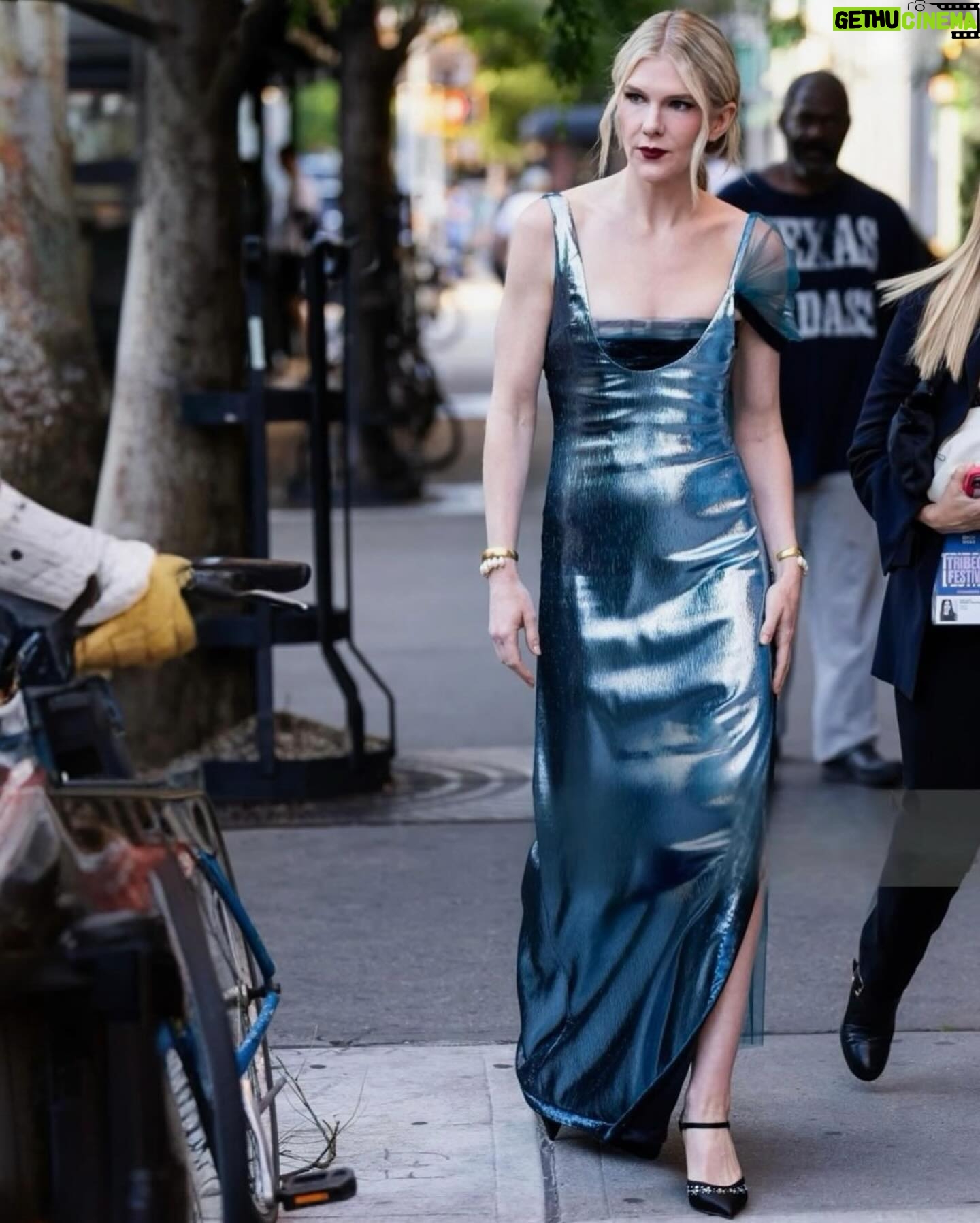 Lily Rabe - 15.7K Likes - Doing double duty in @honornyc for #TheGreatLillianHall NYC premiere @hbo and the @tribeca premiere of #PresumedInnocent @appletv. Thank you to everyone who made it possible for me to be in two places at once.
Dress: @honornyc
Shoes: @malonesouliers
Jewelry: @belperron
Hair: @seijinyc
Makeup: @benjaminpuckey
Nails: @caseynails