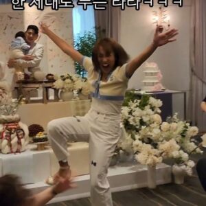 Lim La-la Instagram - 개그우먼 다 나와봐!!!! 결혼식때 못춘 한을 다풀고왔어요😆
현희선배님 이쓴형부 준범이 생일축하해요❤️
역시 올타임 레전드 혜련선배님 축가👏👏👏

#연준범 #똥별이 #돌잔치 #홍현희 #제이쓴
#엔조이커플 #손민수 #임라라 #축가 #조혜련