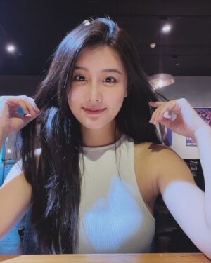 Lin Chenyi Instagram - 歲月總是很殘酷地在臉上留下來過的痕跡，從小就愛漂亮的我，只能想盡辦法讓自己的肌膚維持彈性，所以大概是從27歲開始，每年都會做音波保養，今年照慣例又來 #林蓓蕾醫師 打海芙音波啦！因為很喜歡林醫師要求自然的美感，技術也是快狠準，讓人很放心～而美無極的人員也很積極關心術後的狀況，服務也很貼心，真的會有一種賓至如歸的體驗👏🏻
唯一跟以往不同的是，這是我打的是海芙音波的新型機器 #海芙音波媚必提 （以前是 #第三代海芙音波）簡單說說～我覺得兩者的差異！
新的媚必提速度真的快很多很多，對於怕痛又愛美的人真的是一大福音！
再者，新的媚必提也多了新的圓周探頭，可以治療到更細緻的部位，跟以往打完的感受相比，眼周的緊實拉提有一種更精緻的感覺✨
最後就是我最喜歡的一點🥰海芙音波媚必提每一個深度都可以轉換模式，在肌膚每一個層次都可以做脂肪雕塑！！！
現在打完已經快三個月，上鏡的時候整個臉又變得立體起來
雖然音波療程現在已經很普及，除了要選擇適合自己的音波儀器之外，由專業又細心的醫師來分配發數我覺得是最重要的！！！

美無極美學診所 @timelessbeauty_ig 
海芙音波媚必提 @hifu_lifting