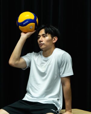 Lin Chia Yo Instagram - 默默的打了一年排球，看著自己進步還有跟周遭球友們一起進步的感覺很滿足
雖然看起來有模有樣但實力不敢說多厲害，大概C級英雄的實力吧🦸🏼‍♂️

謝謝教練們讓我進步🙏🏼
謝謝美津濃讓我帥帥的打球（新款好帥🙂‍↕️

@mizunorunningtaiwan