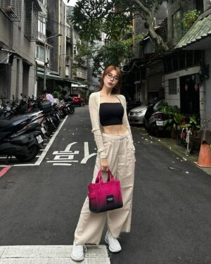 Lin Min-Chen Instagram - 開始進入練舞の旅程💃🏻💕

美美的粉紅包包 @marcjacobs #marcjacobs