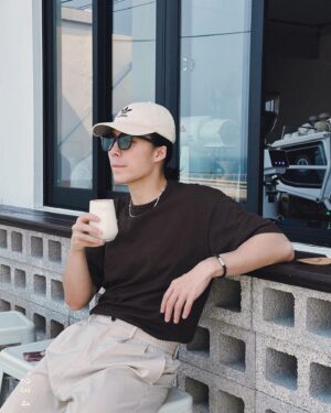 Lin Yu Instagram - -
今天沒工作
當網蟀的一天
🦗

海邊的咖啡廳
看著一望無際的藍海
視野開闊
心情開朗
在美景的加持下
什麼東西都 100分

#那不是肚子
#這是寬褲你知道的