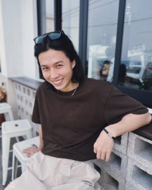 Lin Yu Instagram - -
今天沒工作
當網蟀的一天
🦗

海邊的咖啡廳
看著一望無際的藍海
視野開闊
心情開朗
在美景的加持下
什麼東西都 100分

#那不是肚子
#這是寬褲你知道的