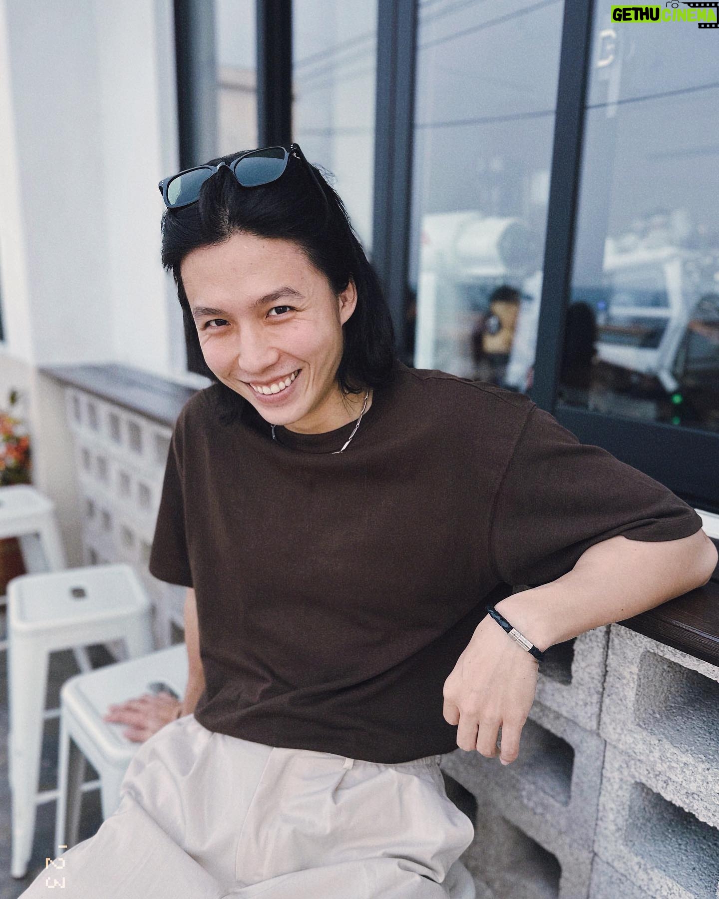Lin Yu - 2.7K Likes - -
今天沒工作
當網蟀的一天
🦗
海邊的咖啡廳
看著一望無際的藍海
視野開闊
心情開朗
在美景的加持下
什麼東西都 100分
#那不是肚子
#這是寬褲你知道的