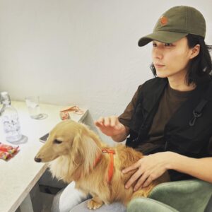 Lin Yu Instagram - -
🌧️：大家都說我們兩個長很像

🐶：我比較可愛吧～

#吃飯巧遇同類
#如果你有這樣的狗狗
#你幾點回家