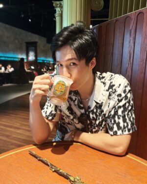 Lin Yu Instagram - -
日本Day 5
哈利波特影城

#ハリーポッター 
#ファンタスティックビースト 
#harrypotter #fantasticbeasts 

對 我真的把魔杖帶來了
在眾多魔杖中脫穎而出的兩個人
被好多日本遊客詢問
聽到是自己做的瞬間
都露出「欸～～～」的反應
好像綜藝節目😂

圖1是影城販售的奶油啤酒
但不是酒 所以不用擔心
至於好不好喝…
我覺得有點太甜
(杯子可以帶回家)

圖6的多比超級細緻
皮膚紋理、汗毛、血色都有做出來
下一秒動起來都不意外的真實感

圖8的火車應該是全園區
唯一需要排隊超過20分鐘的場景
因為經歷過迪士尼的洗禮
我覺得20分鐘超快啊🚂

這裡真的是很魔幻的地方
復刻了很多經典場景
哈利波特第ㄧ集上映的時候
我才小學 所以很多都忘了叫什麼
後期的又沒有很認真看(喂！
很多很眼熟但是叫不出名字的東西
但如果你是這個系列的鐵粉
噢拜託去看！一定會瘋掉！！