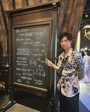 Lin Yu Instagram - -
日本Day 5
哈利波特影城

#ハリーポッター 
#ファンタスティックビースト 
#harrypotter #fantasticbeasts 

對 我真的把魔杖帶來了
在眾多魔杖中脫穎而出的兩個人
被好多日本遊客詢問
聽到是自己做的瞬間
都露出「欸～～～」的反應
好像綜藝節目😂

圖1是影城販售的奶油啤酒
但不是酒 所以不用擔心
至於好不好喝…
我覺得有點太甜
(杯子可以帶回家)

圖6的多比超級細緻
皮膚紋理、汗毛、血色都有做出來
下一秒動起來都不意外的真實感

圖8的火車應該是全園區
唯一需要排隊超過20分鐘的場景
因為經歷過迪士尼的洗禮
我覺得20分鐘超快啊🚂

這裡真的是很魔幻的地方
復刻了很多經典場景
哈利波特第ㄧ集上映的時候
我才小學 所以很多都忘了叫什麼
後期的又沒有很認真看(喂！
很多很眼熟但是叫不出名字的東西
但如果你是這個系列的鐵粉
噢拜託去看！一定會瘋掉！！