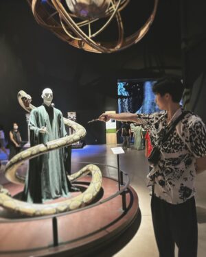 Lin Yu Instagram - -
日本Day 5
哈利波特影城

#ハリーポッター 
#ファンタスティックビースト 
#harrypotter #fantasticbeasts 

對 我真的把魔杖帶來了
在眾多魔杖中脫穎而出的兩個人
被好多日本遊客詢問
聽到是自己做的瞬間
都露出「欸～～～」的反應
好像綜藝節目😂

圖1是影城販售的奶油啤酒
但不是酒 所以不用擔心
至於好不好喝…
我覺得有點太甜
(杯子可以帶回家)

圖6的多比超級細緻
皮膚紋理、汗毛、血色都有做出來
下一秒動起來都不意外的真實感

圖8的火車應該是全園區
唯一需要排隊超過20分鐘的場景
因為經歷過迪士尼的洗禮
我覺得20分鐘超快啊🚂

這裡真的是很魔幻的地方
復刻了很多經典場景
哈利波特第ㄧ集上映的時候
我才小學 所以很多都忘了叫什麼
後期的又沒有很認真看(喂！
很多很眼熟但是叫不出名字的東西
但如果你是這個系列的鐵粉
噢拜託去看！一定會瘋掉！！