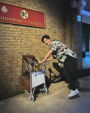 Lin Yu Instagram - -
日本Day 5
哈利波特影城

#ハリーポッター 
#ファンタスティックビースト 
#harrypotter #fantasticbeasts 

對 我真的把魔杖帶來了
在眾多魔杖中脫穎而出的兩個人
被好多日本遊客詢問
聽到是自己做的瞬間
都露出「欸～～～」的反應
好像綜藝節目😂

圖1是影城販售的奶油啤酒
但不是酒 所以不用擔心
至於好不好喝…
我覺得有點太甜
(杯子可以帶回家)

圖6的多比超級細緻
皮膚紋理、汗毛、血色都有做出來
下一秒動起來都不意外的真實感

圖8的火車應該是全園區
唯一需要排隊超過20分鐘的場景
因為經歷過迪士尼的洗禮
我覺得20分鐘超快啊🚂

這裡真的是很魔幻的地方
復刻了很多經典場景
哈利波特第ㄧ集上映的時候
我才小學 所以很多都忘了叫什麼
後期的又沒有很認真看(喂！
很多很眼熟但是叫不出名字的東西
但如果你是這個系列的鐵粉
噢拜託去看！一定會瘋掉！！