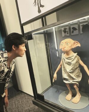 Lin Yu Instagram - -
日本Day 5
哈利波特影城

#ハリーポッター 
#ファンタスティックビースト 
#harrypotter #fantasticbeasts 

對 我真的把魔杖帶來了
在眾多魔杖中脫穎而出的兩個人
被好多日本遊客詢問
聽到是自己做的瞬間
都露出「欸～～～」的反應
好像綜藝節目😂

圖1是影城販售的奶油啤酒
但不是酒 所以不用擔心
至於好不好喝…
我覺得有點太甜
(杯子可以帶回家)

圖6的多比超級細緻
皮膚紋理、汗毛、血色都有做出來
下一秒動起來都不意外的真實感

圖8的火車應該是全園區
唯一需要排隊超過20分鐘的場景
因為經歷過迪士尼的洗禮
我覺得20分鐘超快啊🚂

這裡真的是很魔幻的地方
復刻了很多經典場景
哈利波特第ㄧ集上映的時候
我才小學 所以很多都忘了叫什麼
後期的又沒有很認真看(喂！
很多很眼熟但是叫不出名字的東西
但如果你是這個系列的鐵粉
噢拜託去看！一定會瘋掉！！