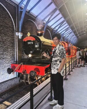 Lin Yu Instagram - -
日本Day 5
哈利波特影城

#ハリーポッター 
#ファンタスティックビースト 
#harrypotter #fantasticbeasts 

對 我真的把魔杖帶來了
在眾多魔杖中脫穎而出的兩個人
被好多日本遊客詢問
聽到是自己做的瞬間
都露出「欸～～～」的反應
好像綜藝節目😂

圖1是影城販售的奶油啤酒
但不是酒 所以不用擔心
至於好不好喝…
我覺得有點太甜
(杯子可以帶回家)

圖6的多比超級細緻
皮膚紋理、汗毛、血色都有做出來
下一秒動起來都不意外的真實感

圖8的火車應該是全園區
唯一需要排隊超過20分鐘的場景
因為經歷過迪士尼的洗禮
我覺得20分鐘超快啊🚂

這裡真的是很魔幻的地方
復刻了很多經典場景
哈利波特第ㄧ集上映的時候
我才小學 所以很多都忘了叫什麼
後期的又沒有很認真看(喂！
很多很眼熟但是叫不出名字的東西
但如果你是這個系列的鐵粉
噢拜託去看！一定會瘋掉！！