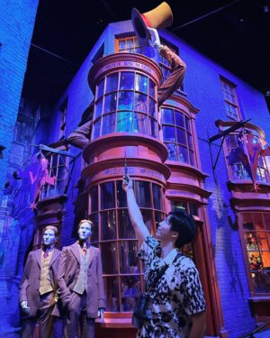 Lin Yu Instagram - -
日本Day 5
哈利波特影城

#ハリーポッター 
#ファンタスティックビースト 
#harrypotter #fantasticbeasts 

對 我真的把魔杖帶來了
在眾多魔杖中脫穎而出的兩個人
被好多日本遊客詢問
聽到是自己做的瞬間
都露出「欸～～～」的反應
好像綜藝節目😂

圖1是影城販售的奶油啤酒
但不是酒 所以不用擔心
至於好不好喝…
我覺得有點太甜
(杯子可以帶回家)

圖6的多比超級細緻
皮膚紋理、汗毛、血色都有做出來
下一秒動起來都不意外的真實感

圖8的火車應該是全園區
唯一需要排隊超過20分鐘的場景
因為經歷過迪士尼的洗禮
我覺得20分鐘超快啊🚂

這裡真的是很魔幻的地方
復刻了很多經典場景
哈利波特第ㄧ集上映的時候
我才小學 所以很多都忘了叫什麼
後期的又沒有很認真看(喂！
很多很眼熟但是叫不出名字的東西
但如果你是這個系列的鐵粉
噢拜託去看！一定會瘋掉！！