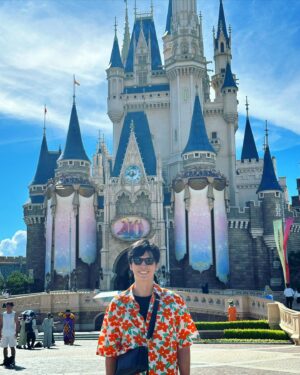 Lin Yu Instagram - -
日本 Day 3

Tokyo Disney Land🏰
#tokyodisneyland #disneyland 

圖一是現在東迪大熱門的美女與野獸城堡
裏面的角色全都用機器人偶呈現
動作、表情細節以假亂真
第一次看還以為是布偶裝
近距離看變身魔法還是找不到破綻
根本現實版霍格華茲
#beautyandthebeast 

圖二是老招牌仙度瑞拉城堡
沒有跟它拍張遊客照
不要說你來過迪士尼
#cinderellacastle 

圖三 幽靈公館門口的怪獸 很可愛
現在有萬聖節限定的傑克主題
喜歡提姆波頓風格的不要錯過
(雖然要排50分鐘…)
#thenightmarebeforechristmas 

另外 最讓我驚喜的是：

「米奇交響樂」

排隊10分鐘即可玩到
視覺、聽覺的饗宴
非常用心有巧思的設施
直接推爆💛

你最喜歡的設施/動畫是哪一個呢？