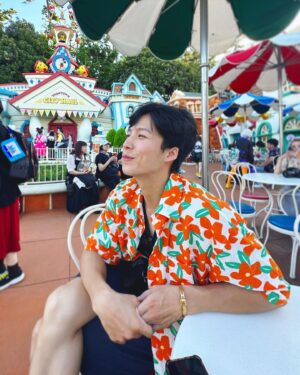 Lin Yu Instagram - -
日本 Day 3

Tokyo Disney Land🏰
#tokyodisneyland #disneyland 

圖一是現在東迪大熱門的美女與野獸城堡
裏面的角色全都用機器人偶呈現
動作、表情細節以假亂真
第一次看還以為是布偶裝
近距離看變身魔法還是找不到破綻
根本現實版霍格華茲
#beautyandthebeast 

圖二是老招牌仙度瑞拉城堡
沒有跟它拍張遊客照
不要說你來過迪士尼
#cinderellacastle 

圖三 幽靈公館門口的怪獸 很可愛
現在有萬聖節限定的傑克主題
喜歡提姆波頓風格的不要錯過
(雖然要排50分鐘…)
#thenightmarebeforechristmas 

另外 最讓我驚喜的是：

「米奇交響樂」

排隊10分鐘即可玩到
視覺、聽覺的饗宴
非常用心有巧思的設施
直接推爆💛

你最喜歡的設施/動畫是哪一個呢？