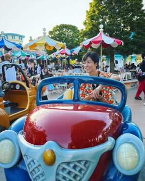 Lin Yu Instagram - -
日本 Day 3

Tokyo Disney Land🏰
#tokyodisneyland #disneyland 

圖一是現在東迪大熱門的美女與野獸城堡
裏面的角色全都用機器人偶呈現
動作、表情細節以假亂真
第一次看還以為是布偶裝
近距離看變身魔法還是找不到破綻
根本現實版霍格華茲
#beautyandthebeast 

圖二是老招牌仙度瑞拉城堡
沒有跟它拍張遊客照
不要說你來過迪士尼
#cinderellacastle 

圖三 幽靈公館門口的怪獸 很可愛
現在有萬聖節限定的傑克主題
喜歡提姆波頓風格的不要錯過
(雖然要排50分鐘…)
#thenightmarebeforechristmas 

另外 最讓我驚喜的是：

「米奇交響樂」

排隊10分鐘即可玩到
視覺、聽覺的饗宴
非常用心有巧思的設施
直接推爆💛

你最喜歡的設施/動畫是哪一個呢？