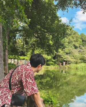 Lin Yu Instagram - -
日本Day 2 
吉祥寺愜意行

#吉祥寺 
#三鷹の森ジブリ美術館 
#井の頭公園 

一早先到三鷹之森美術館
不論你是不是吉卜力的影迷
都非常推薦可以去看一看
動畫的原理、
製作過程、
吉卜力的工作環境、
歷程演變..等等
就像是一部
立體的日本動畫史
(內部不能拍照)

旁邊的井之頭公園
是連接吉祥寺步行街的中間區域
三點一線的旅遊路徑
飽覽藝術、悠閒、慢活購物
非常愜意的一天🌞

(貓貓屋可以看一下 很Q)