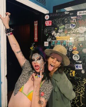Linda Perry Instagram - I ❤️‍🔥 @therealsurfbort & @alienzarereal 👅

Makeup: @hollysilius