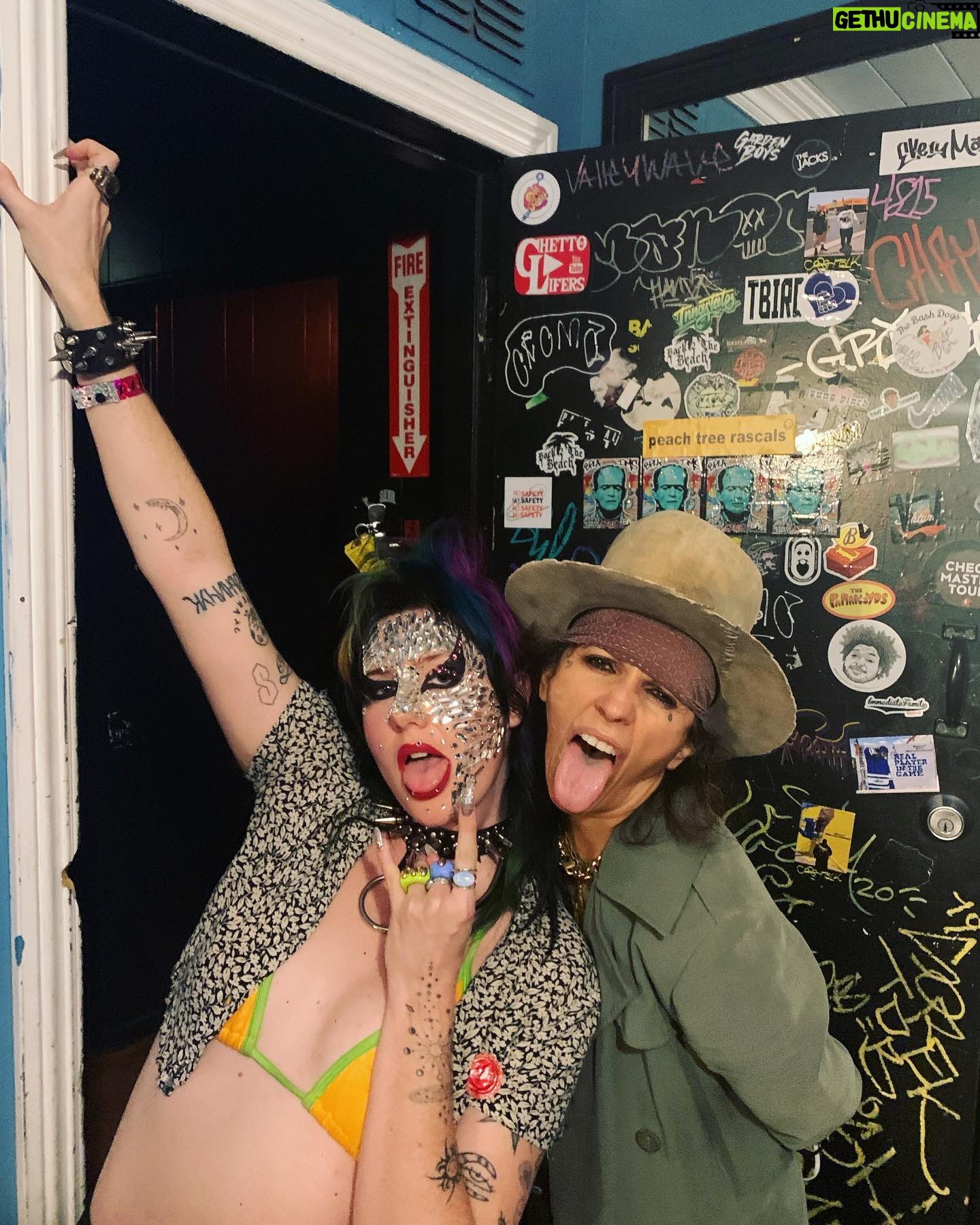 Linda Perry - 2.5K Likes - I ❤️🔥 @therealsurfbort & @alienzarereal 👅
Makeup: @hollysilius
