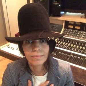 Linda Perry Instagram - This is what #FreedomMeans to me. What does it mean to you? Share a video and let me know. Spread the love! #InternationalWomensDay
