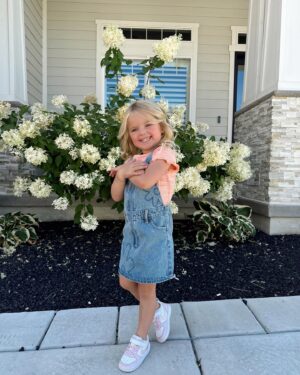 Lindsay Arnold Instagram - First day of school for our Sagey girl 😭🫶 swipe to the end for last years first day of school pic! Our girl is growing up so fast and we just love her so much ❤️ 

#firstdayofschool #preschooler #momsofinstagram
