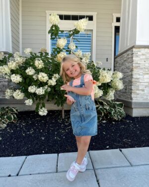 Lindsay Arnold Instagram - First day of school for our Sagey girl 😭🫶 swipe to the end for last years first day of school pic! Our girl is growing up so fast and we just love her so much ❤️ 

#firstdayofschool #preschooler #momsofinstagram