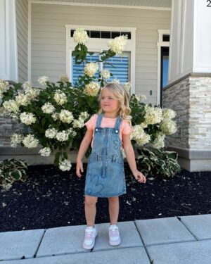 Lindsay Arnold Instagram - First day of school for our Sagey girl 😭🫶 swipe to the end for last years first day of school pic! Our girl is growing up so fast and we just love her so much ❤️ 

#firstdayofschool #preschooler #momsofinstagram